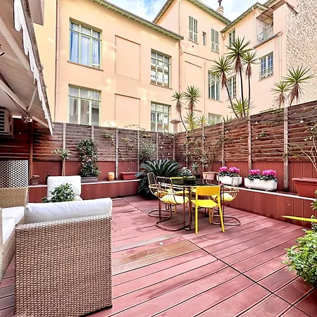 Large Magnificent Terrace Apartment